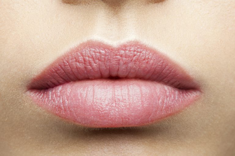 Cum & Ce să folosim pentru tratarea buzelor crăpate? Remedii & Rețete preparate acasă