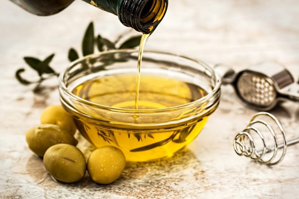 Uleiul de măsline în îngrijirea părului – tratament natural de păr cu ulei efectuat acasă