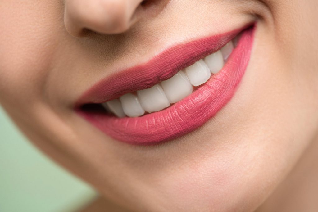 Cum să obținem un zâmbet uimitor și dinți super albi?
